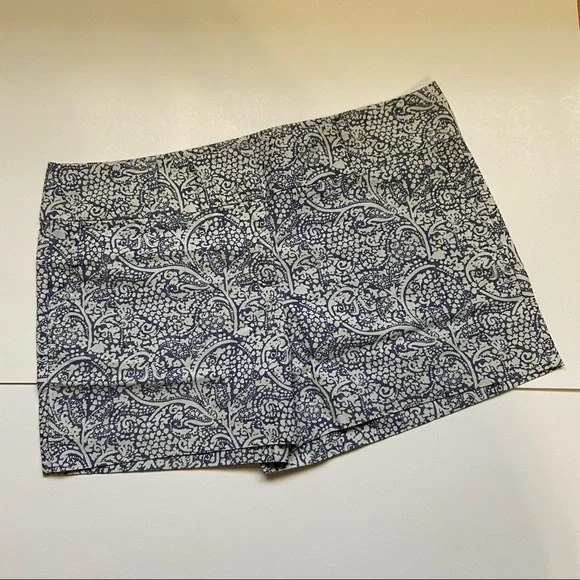 ✨NWOT✨Ann Taylor Blue Patterned Shorts - Picture 1 of 7